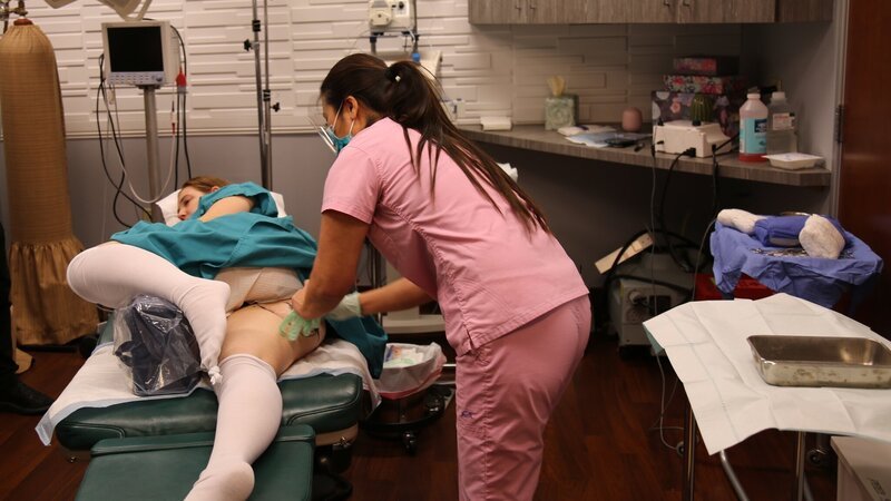 The Dr. Pimple Popper Crew films Dr. Sandra Lee as she performs surgery to remove the lipoma from Heather’s bottom. – Bild: Discovery Communications, LLC