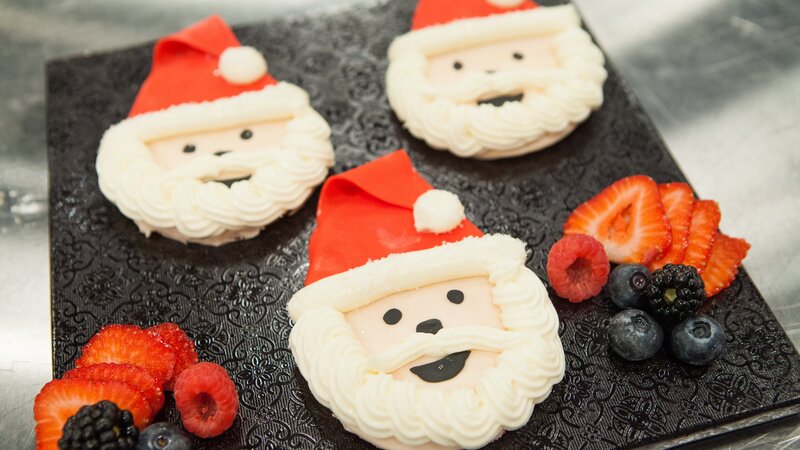 Baker Austin Scoles’ Classy Santa themed Lemon Rosemary Pate Sable with Fondant and Mascarpone Lemon Buttercream, as seen on Christmas Cookie Challenge, Season 1. – Bild: Television Food Network, G.P.