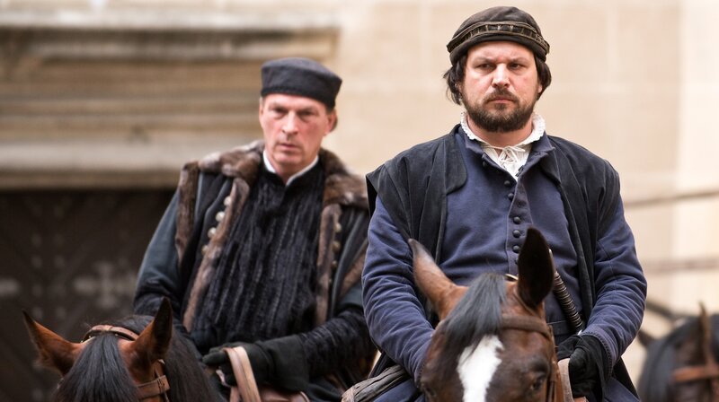 Anton Eberding (Sascha Alexander Geršak, re.) ist der engste Vertraute und die rechte Hand von Jakob Fugger (Herbert Knaup). Gemeinsam mit Fugger hat er den zum Tode verurteilten Richard befreit, der das Unrecht an seiner Mutter sühnen wollte. – Bild: ARD Degeto/​Ziegler Film/​Václav Sadílek