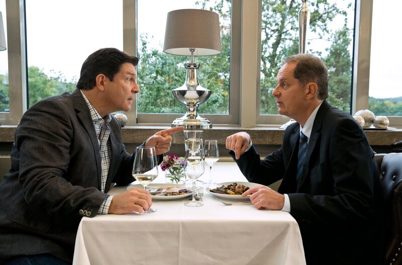 Dr. Christian Kleist (Francis Fulton-Smith, l.) versucht mit Georg Wehner (Oliver Törner, r.) wegen der horrenden Rechnung für die CT-Reparatur zu verhandeln. – Bild: ARD/​Volker Roloff