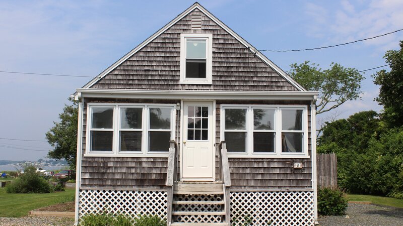 What The Deck is a cute and quaint beach cottage with great views of the water as seen on HGTV’s Beachfront Bargain Hunt. – Bild: Jay Gao /​ HGTV /​ Scripps (Focus)