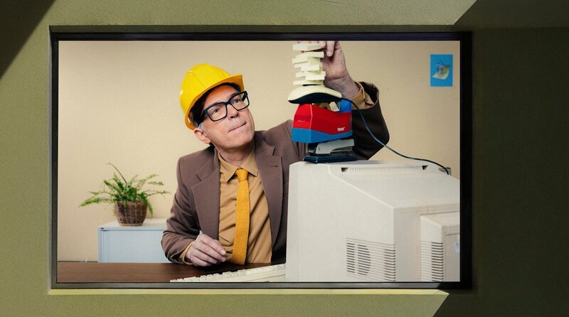 Keyvisual (ohne Text) zu Folge 4 „Alptraum Eigenheim – Kann man heute noch bauen?“ – im Bild: Ralph Caspers. – Bild: HR/​BR/​Julia Knoblauch/​Hannah Wiesner