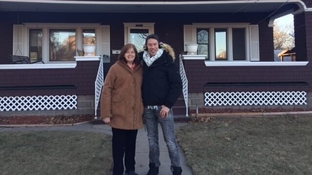 David Bromstad with winner pose in front of the hero house – Bild: HGTV/​Scripps Networks, LLC
