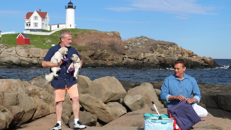 Contributors Kenny Baublitz (L) and Joe Knapp (R) set up a picnic with their dogs overlooking the Nubble Lighthouse in York, Maine as seen on HGTV’s Beachfront Bargain Hunt. – Bild: HGTV /​ Scripps