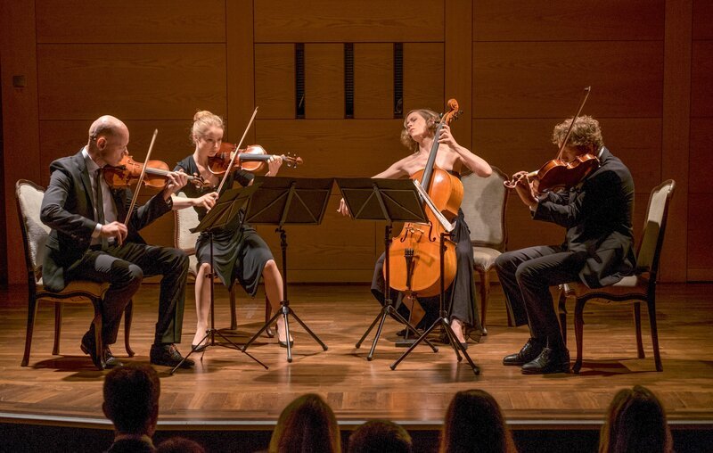 Das Monaco-Streichquartett: Kai Osterwald (Mats Reinhardt, l.), Nina Keppler (Odine Johne, 2.v.l.), Lilli Stolz (Stephanie Japp, 2.v.r.) und Oskar Bachmann (Thomas Unger, r.); wenige Stunden später wird Kai Osterwald tot aufgefunden. – Bild: ORF 2