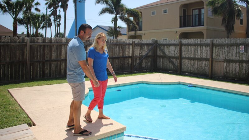 Contributors Ariel Vasquez (L) and Nicole Eymard (R) checkout the beautiful swimming pool in the backyard of Bayside Sanctuary as seen on HGTV’s Beachfront Bargain Hunt. – Bild: HGTV /​ Scripps (Focus)