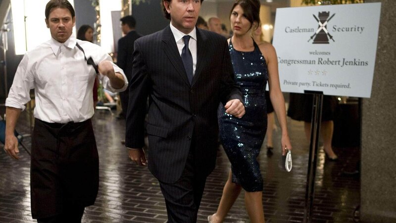 Von links: Kellner (Darsteller unbekannt), Nathan Ford (Timothy Hutton) und Sophie Devereaux (Gina Bellman) – Bild: Foto: RTL Crime /​ TNT