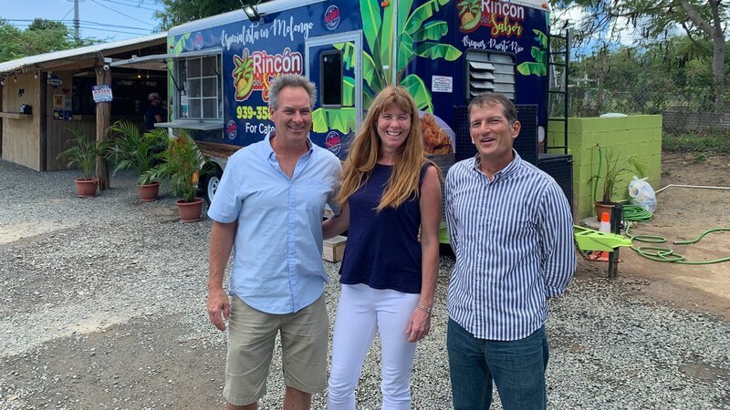 Exterior clients Jon and Fiona at food truck in Vieques, Puerto Rico. As seen on HGTV’s Caribbean Life. – Bild: Scripps Networks, LLC