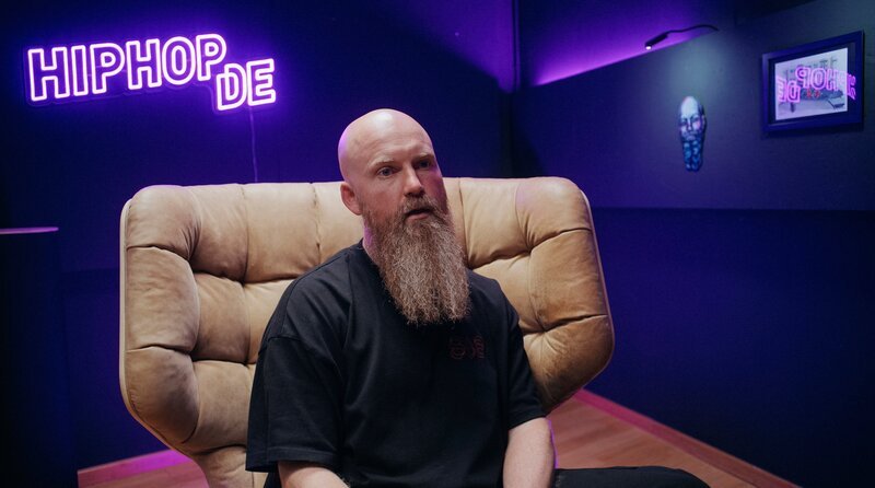 Über mehr als zwei Jahre hinweg produziert und mit über 30 Künstler*innen realisiert, erzählt die dreiteilige Doku-Serie „RuhrBeat – Die vergessene Rap-Story“ die Geschichte des Ruhrpott-Hip-Hop voller Höhen, Tiefen und unerzählter Kapitel. Toxik, der Herausgeber von hiphop.de, kennt die Rap-Szene des Ruhrpotts wie seine Westentasche. – Bild: WDR/​nie und immer studios/​Sebastian André Wirsching