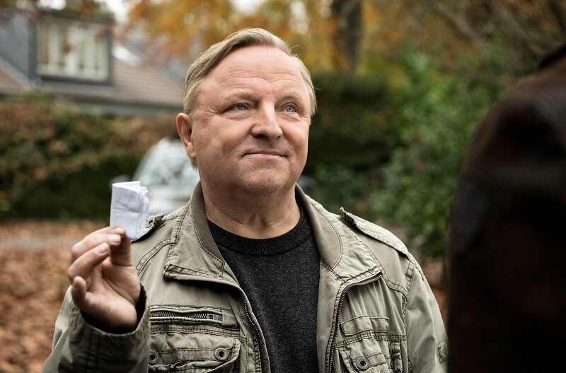 Noch eine Frage: Kommissar Frank Thiel (Axel Prahl) hat eine Überraschung für Polizeipressesprecher Johannes Hagen (August Wittgenstein, rechts). – Bild: WDR/​Martin Valentin Menke