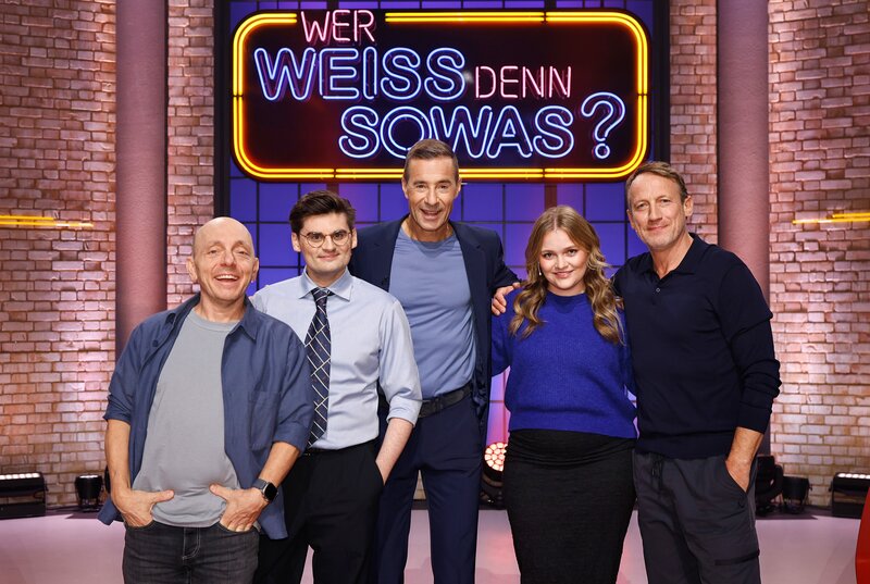 Moderator Kai Pflaume (M.) und seine Rateteam-Kapitäne Bernhard Hoëcker (l.) und Wotan Wilke Möhring (r.) begrüßen in dieser Sendung den Karikaturist, Autor und Podcaster Miguel Robitzky (2.v.l.) und die Drehbuchautorin und Podcast-Moderatorin Carolin „Caro“ Worbs (2.v.r.). – Bild: ARD/​NDR/​UFA SHOW & FACTUAL/​Morris Mac Matzen