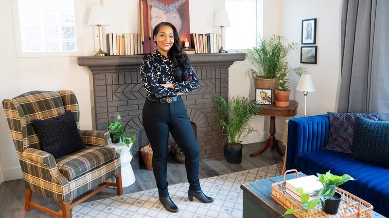 Host Shea Hicks-Whitfield in the finished living room space of the London House, as seen on Bargain Block, Season 4. – Bild: Warner Bros. Discovery, Inc. or its subsidiaries and affiliates /​ SARAH RICE