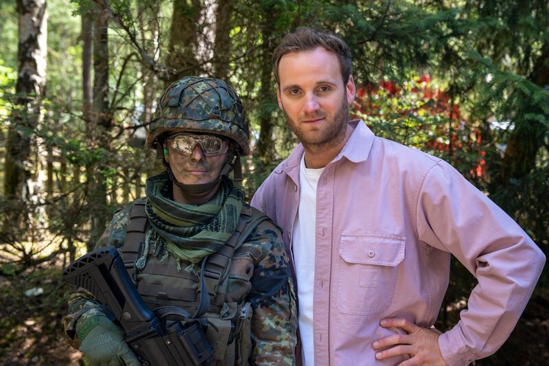 Psychologe Leon Windscheid (r.) trifft bei einer Bundeswehrübung auf Reservisten, um mit ihnen über ihre Beweggründe teilzunehmen zu sprechen. – Bild: ZDF und Marius Fuchtmann