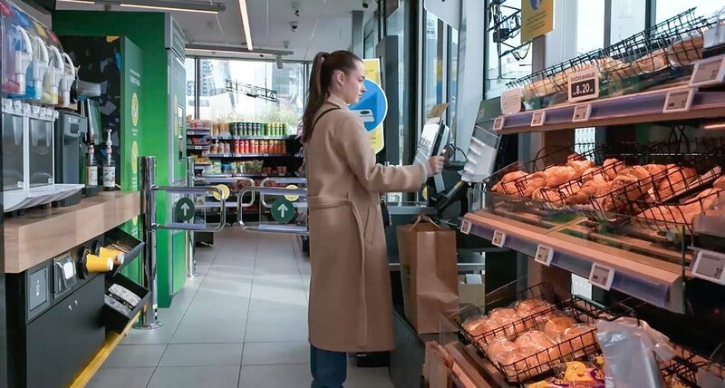 Einkaufen im Selbstbedienungsstore. – Bild: ORF/​Langbein & Partner