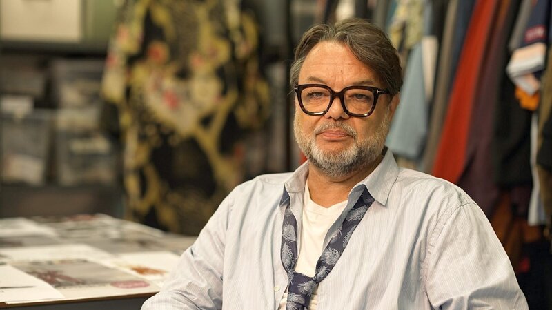 Der international gefragt Wiener Costume Designer Alfred Mayerhofer. Von der Zeichnung des Kostümbildners bis zum fertigen Stück geht ein Bühnenkostüm durch viele Hände. – Bild: ORF/​ORF-Wien