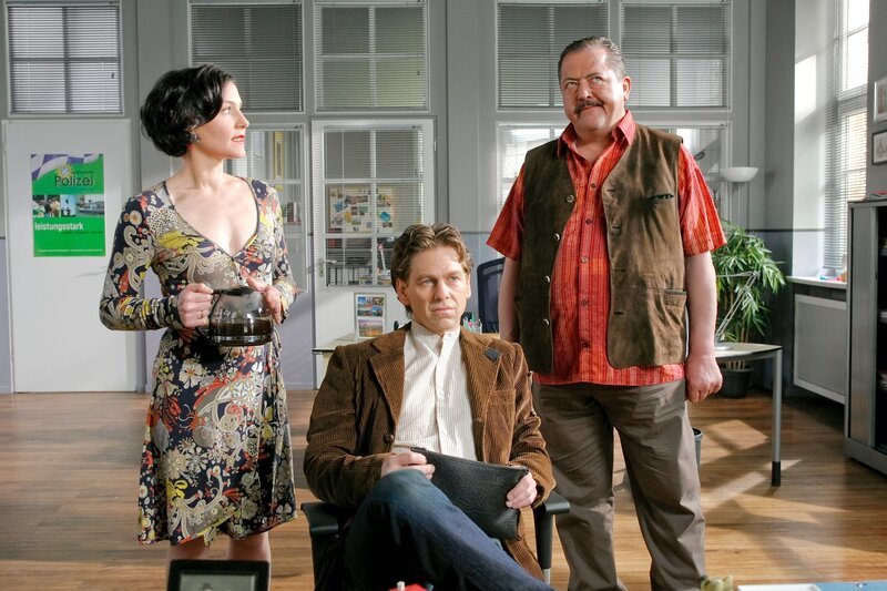 Ungefragt mischt sich Sekretärin Miriam Stockl ein, als Kommissar Hofer den verdächtigen Peter Martinek vernimmt (v.li.: Marisa Burger, Andreas Nickl, Joseph Hannesschläger). – Bild: ORF