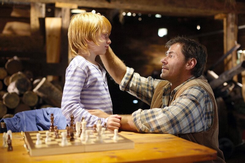 Richard Beisel (Sven Martinek, re.) will seinen Sohn Lukas (Timon Riedbauch) nicht verlieren. – Bild: ORF/​ZDF/​Hans Seidenabel