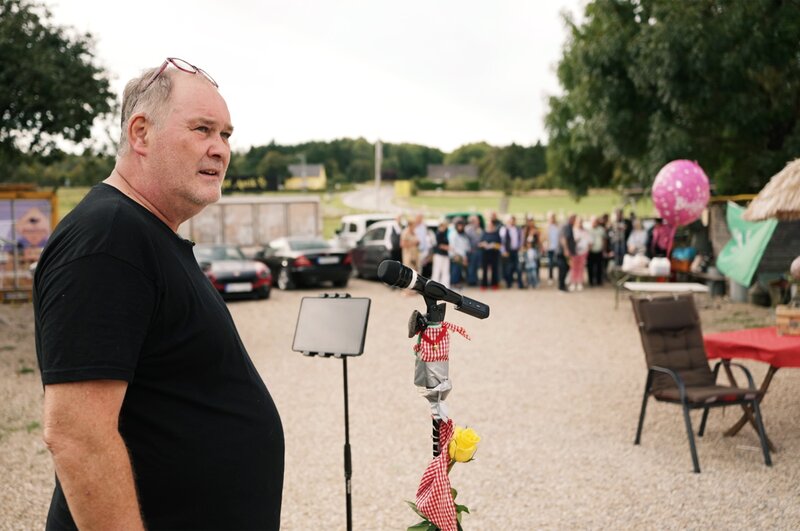 Waldi bei einer Rede für Mimi, die Mutter von Waldis Lebensgefährtin. – Bild: ZDF und Warner Bros. Deutschland