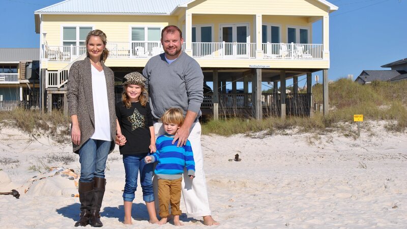The winners entire mediate family pose together on the beach outside of their new dream home, as seen on My Lottery Dream Home. – Bild: HGTV/​Scripps Networks, LLC.