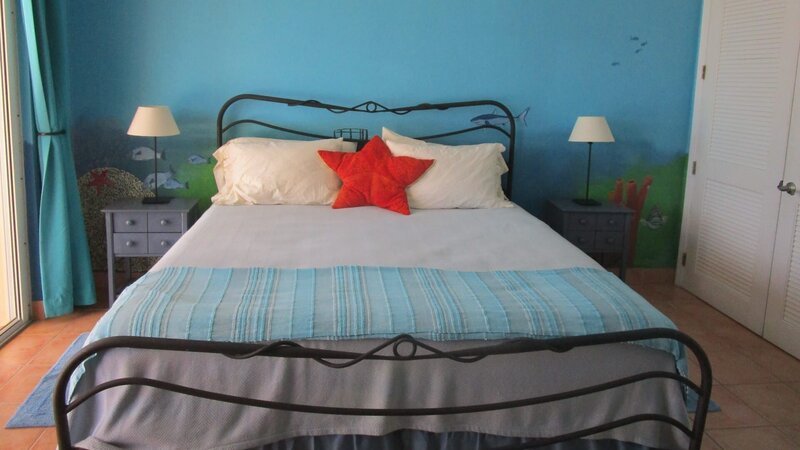 Interior, Bedroom at Arco Iris property in St. Thomas, USVI. As seen on HGTV’s Caribbean Life – Bild: Scripps Networks, LLC