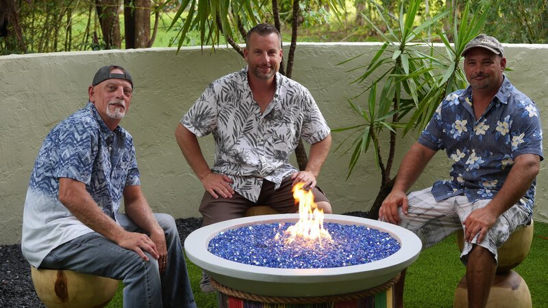 l-r: John „Old Man“ Messner, Lucas Congdon, and Chris „Crash“ Warren sit by the completed fire pit. – Bild: Discovery Communications