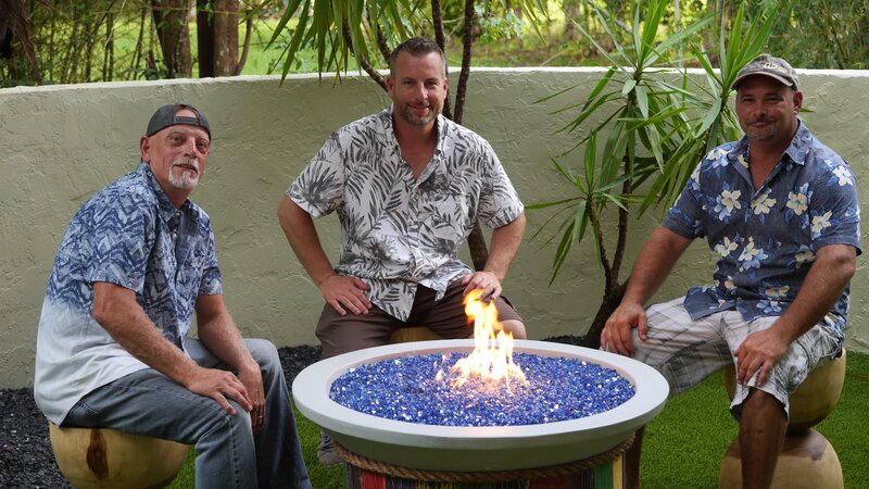 l-r: John „Old Man“ Messner, Lucas Congdon, and Chris „Crash“ Warren sit by the completed fire pit. – Bild: Discovery Communications