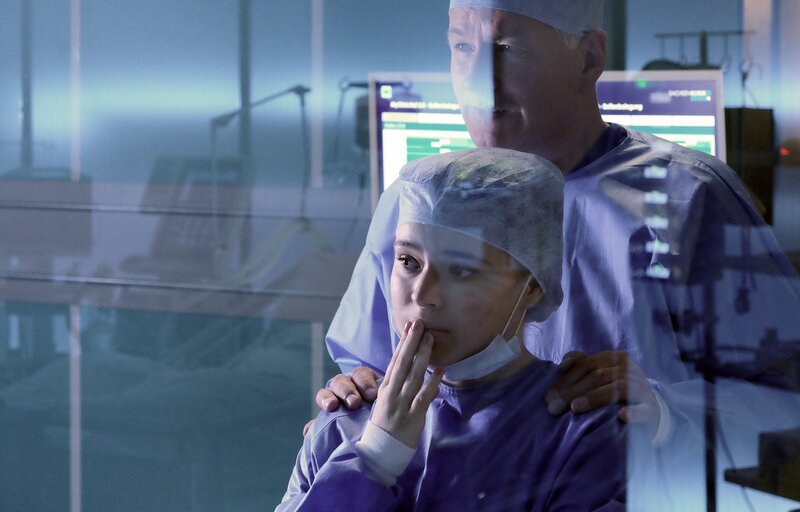 Lisa (Ella Zirzow) bangt um das Leben ihres Freundes Nils, der eine Herztransplantation bekommen hat. Dr. Roland Heilmann (Thomas Rühmann) versucht, seiner Tochter beizustehen. – Bild: MDR/​Saxonia Media/​Sebastian Kiss