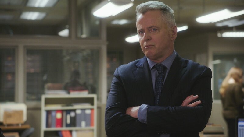 Gregson (Aidan Quinn) ist sich bewusst, dass Holmes und Watson bedacht vorgehen müssen, als sie auf die Spur einer gefährlichen Gang kommen … – Bild: 2017 CBS Broadcasting, Inc. All Rights Reserved. Lizenzbild frei