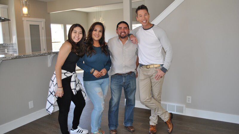 David Bromstad poses in the living area with the winners – Bild: HGTV/​Scripps Networks, LLC.
