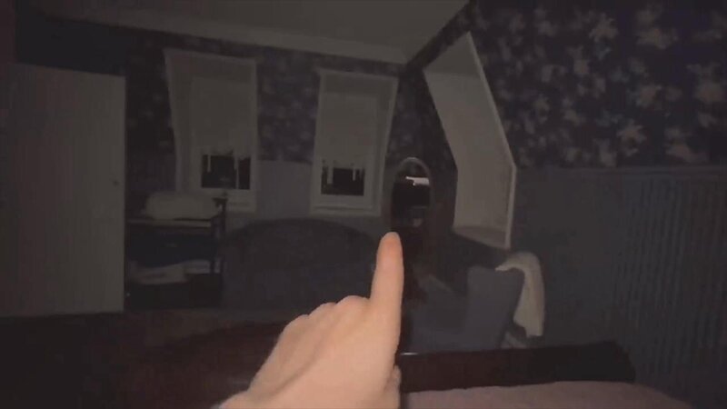 A paranormal investigator spots a shadow figure in a mirror in the bedroom of a house in upstate New York – Bild: James Montanus