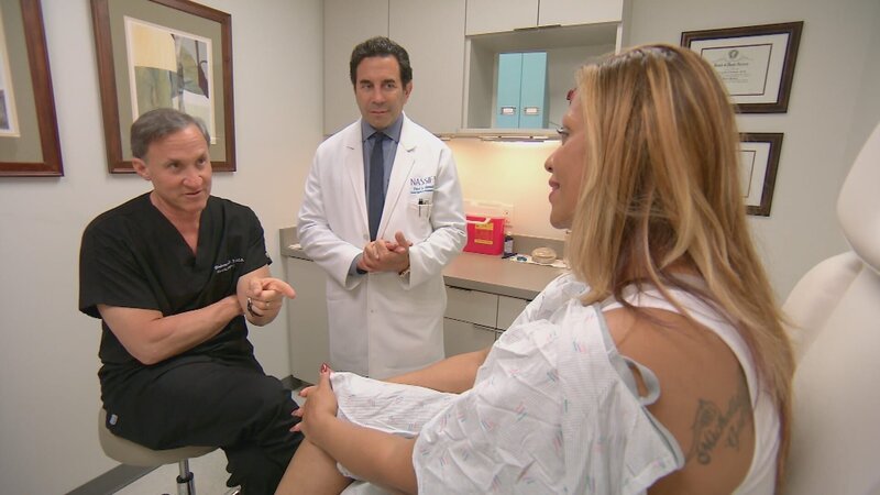 Dr. Terry J. Dubrow (l.), Dr. Paul Nassif (m.) – Bild: 2017/​2018 E! Entertainment Television, LLC ALL RIGHTS RESERVED Lizenzbild frei