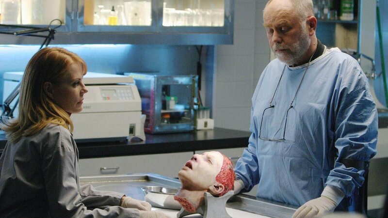 In einem Zeitungskasten wurde der Kopf einer Frau gefunden. Doc Robbins (Robert David Hall) und Catherine (Marg Helgenberger) beginnen mit der makabren Autopsie. – Bild: TVNOW /​ CBS