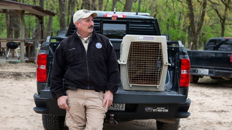 Conservation Officer leaning against his truck. – Bild: Animal Planet /​ Discovery Communications, LLC