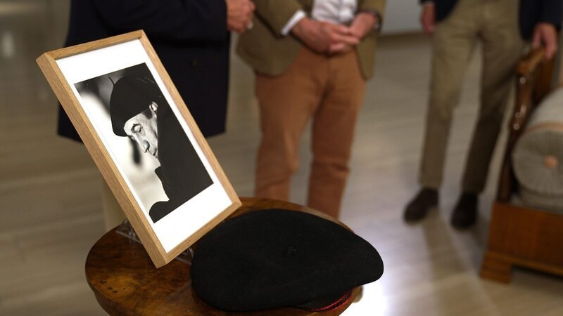 Portrait und Baskenmütze von Otto Schenk. – Bild: ORF/​Clever Contents