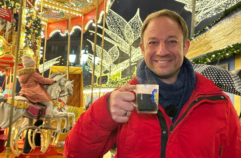 Tobias Kämmerer unternimmt eine Entdeckungsreise ins weihnachtliche Wiesbaden. – Bild: HR/​Lukas Lowack