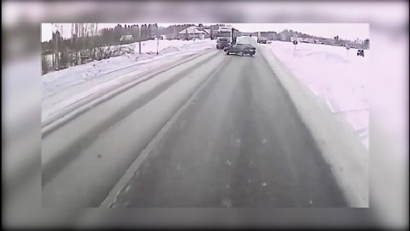 Eine eisige Fahrbahn kann waghalsige Fahrer ins Schleudern und andere Straßenverkehrsteilnehmer in Gefahr bringen. – Bild: BossaNova Media