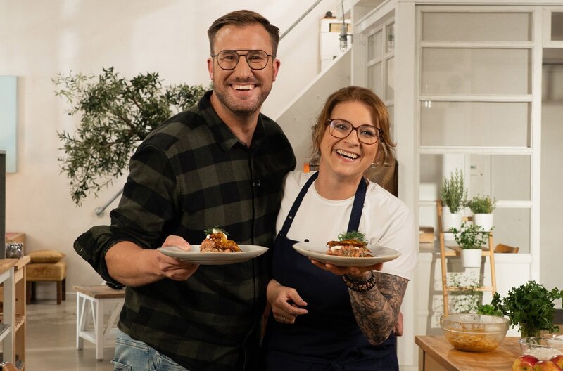 Foodbloggerin und Köchin Christina Becher ist zu Gast bei Spitzenkoch Sören Anders. Christina bringt einen deftigen Klassiker aus ihrer Heimat, dem Rheinland, mit: Rheinische Döppekooche. – Bild: SWR/​2 Bild GmbH