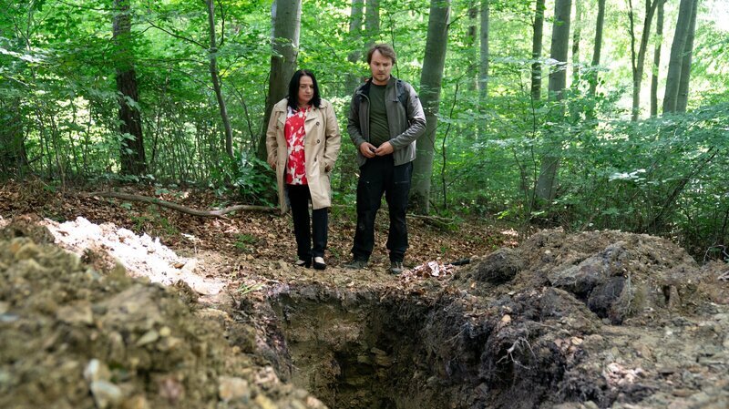 Spurensicherer Julius Rubatsch (Max Fischnaller) zeigt Gerichtsmedizinerin Dr. Franziska Beck (Maria Happel) die verräterische Grube mitsamt der Spuren von Löschkalk. – Bild: ZDF und Petro Domenigg/​FILMSTILLS.AT KG