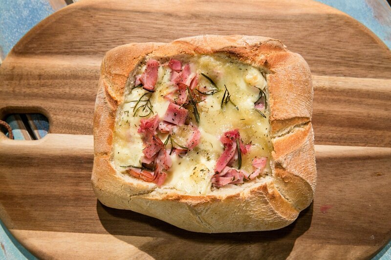 In der heutigen Sendung bei „Schmatzo- Kochen mit Wow“ zeigt Alexander Kumptner den Kids sowohl herzhafte als auch süße Gerichte aus Käse. – Bild: ORF/​Rene Rothkopf