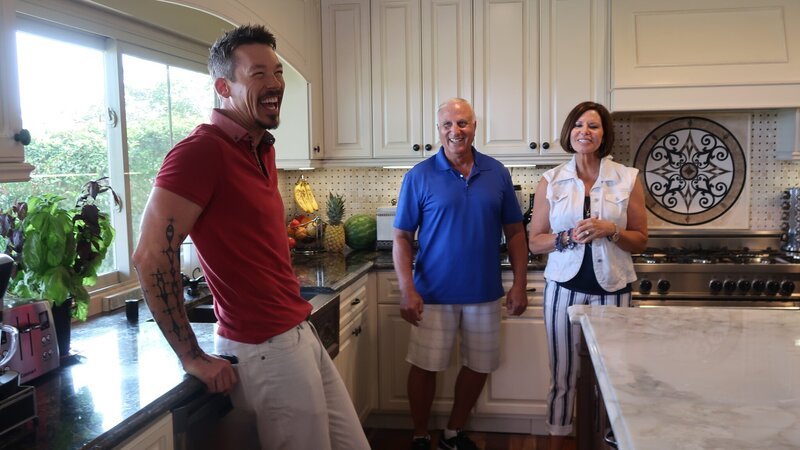 Funny shoot of David Bromstad and the winners, laughing while doing the tour. Around the kitchen of one possible house – Bild: HGTV/​Scripps Networks, LLC.