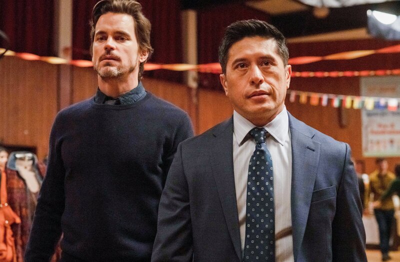 (v.li.): Matt Bomer (Jamie Burns), Eddie Martinez (Vic Soto). – Bild: ORF/​Universal/​Peter Kramer