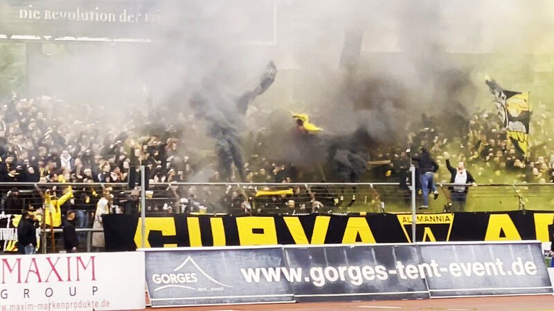 Vereine wie Alemannia Aachen haben ein Problem mit rechtsextremen Fans. – Bild: ZDF und Frank Nadzeika