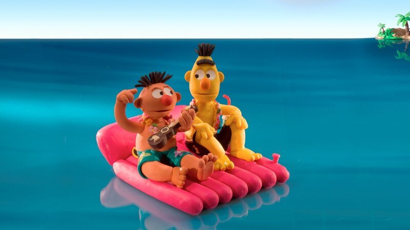 Ernie und Bert machen Urlaub auf Hawai. Auf ihrer Luftmatratze treiben sie auf das offene Meer hinaus … – Bild: NDR/​Sesameworkshop