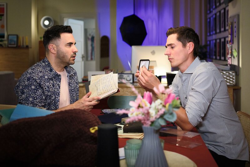 Easy (Lars Steinhöfel, l.) und Ringo (Timothy Boldt) hoffen, beim Durchstöbern von Joris Sachen Beweise zu finden. – Bild: RTL /​ Stefan Behrens /​ Ein wilder Ritt