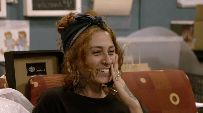 Leigh sitting in the office with Mariah. – Bild: Animal Planet /​ Discovery Communications