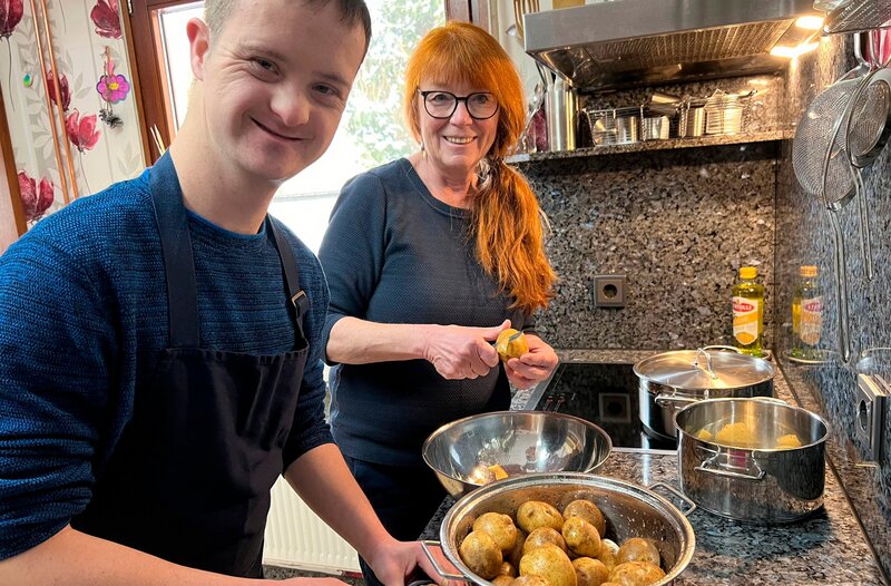 Eleonore Bornscheuer (re.) und Robin Pletsch. – Bild: HR/​Maria Pletsch