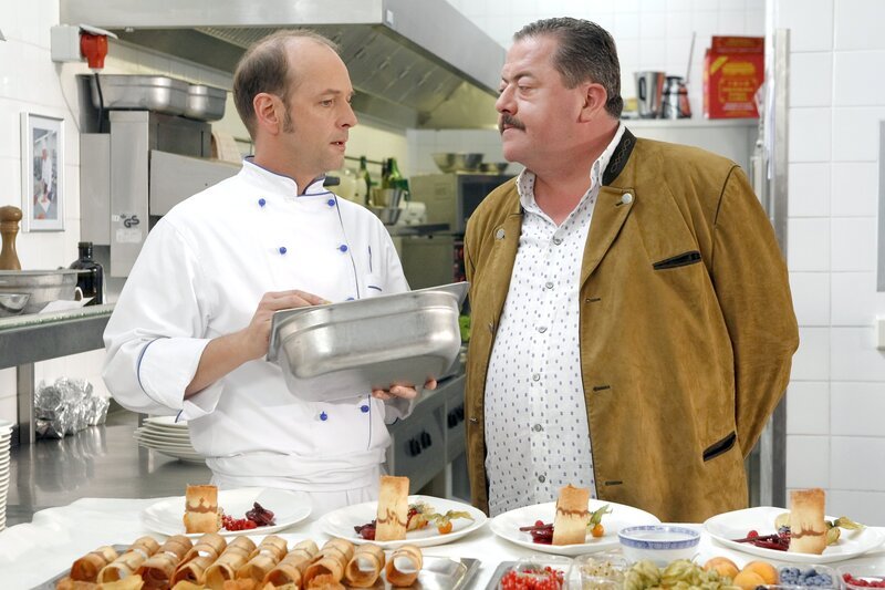 Hier fühlt sich Cop Korbinian Hofer (Joseph Hannesschläger, r.) in seinem Element und Koch Martin Nowak (Martin Ontrop) soll das Dessertrezept preisgeben. – Bild: ORF 2