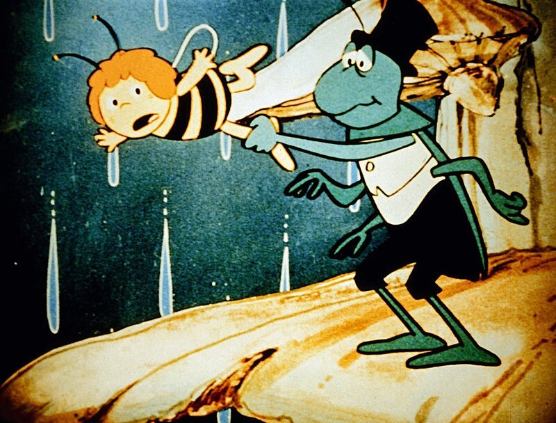 Ein kleiner Wurm ist ins Wasser gefallen und Maja will ihm zu Hilfe kommen. Flip hält sie zurück, denn er hat Angst, dass ihr etwas passiert. – Bild: ORF/​ZDF/​Apollo-Film