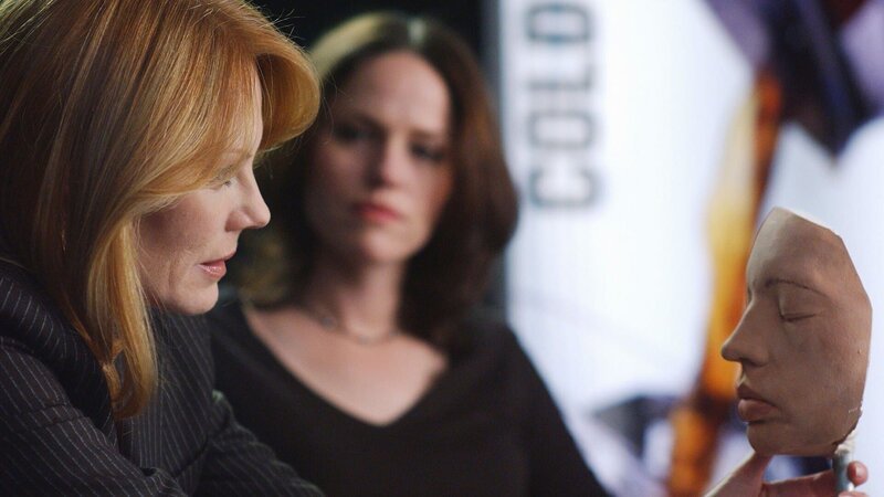 Catherine (Marg Helgenberger, l.) und Sara (Jorja Fox) ermitteln im Fall von zwei toten Frauen, die möglicherweise dem gleichen Täter zum Opfer fielen. – Bild: MG RTL D /​ CBS