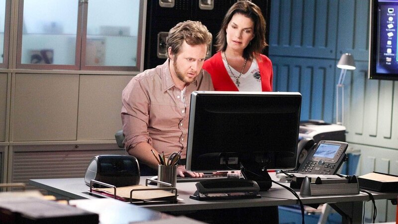 Als Adam Ross (A.J. Buckley) mit einer jungen Musikerin im Videochat flirtet, muss er hilflos mit ansehen, wie sie kaltblütig ermordet wird. Gemeinsam mit seiner Kollegin Jo Danville (Sela Ward) versucht er herauszufinden, wo das vermeintliche Verbrechen stattgefunden hat. – Bild: MG RTL D /​ CBS